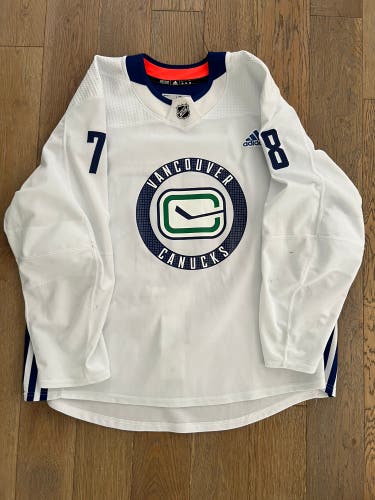 Vancouver Canucks practice jersey mic 58