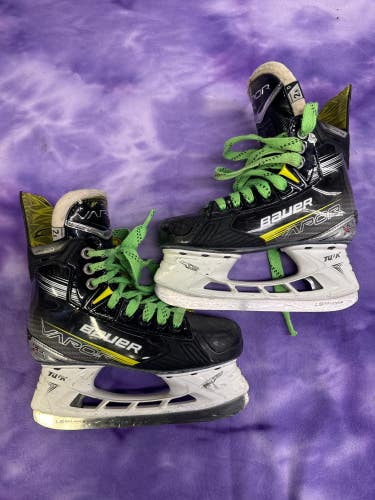 Junior Bauer Vapor X4 Hockey Skates Regular Width Size 2.5 (Used)
