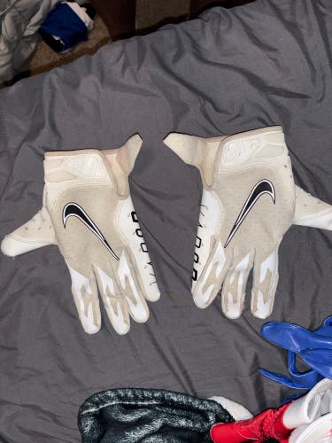 Medium Adult Nike Gloves (Used)