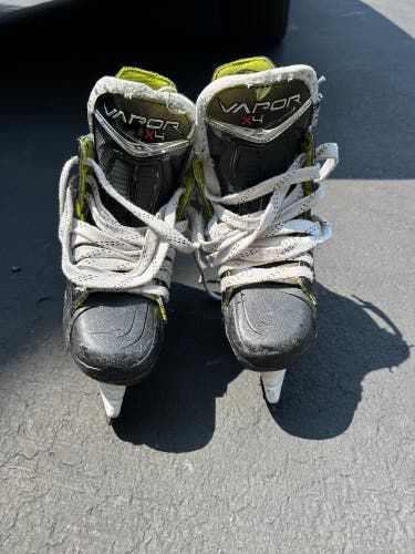 Bauer Junior Vapor Hockey Skates Extra Wide Width Size 2.5 With 3 Sets Of Blades (Used)
