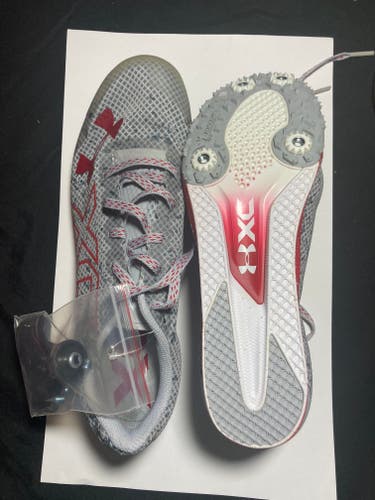 Gray Men's Size 8.5 Low Top UA Cross Country Spikes.
