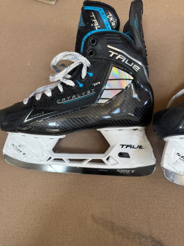 2024 True Catalyst 7X4 Hockey Skates Wide Width 7.5 (Used)