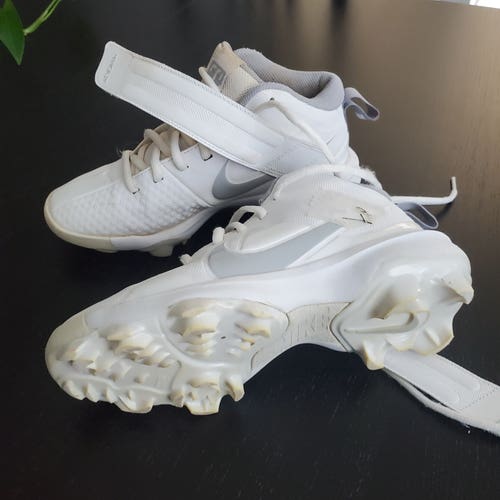 White 2.5Y (Big Kids / Youth) Youth Nike High Top Trout (Used)