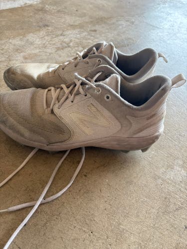 White Men's Size M 11.5 (W 12.5) New Balance Low Top Molded Cleats (Used)