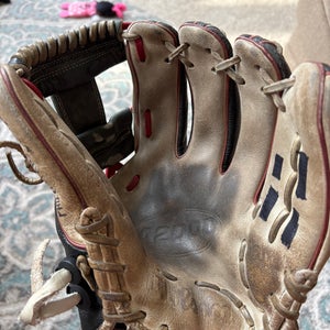 Wilson RH Infield A2000 Baseball Glove 11.5" (Used)