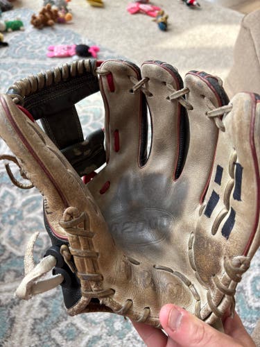 Wilson RH Infield A2000 Baseball Glove 11.5" (Used)