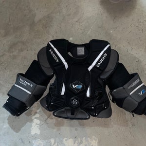Medium  Vaughn V9 Pro Carbon Goalie Chest Protector  (Used)
