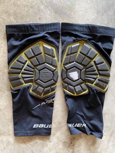 Bauer Elite Padded Goalie Knee Guard (adult)