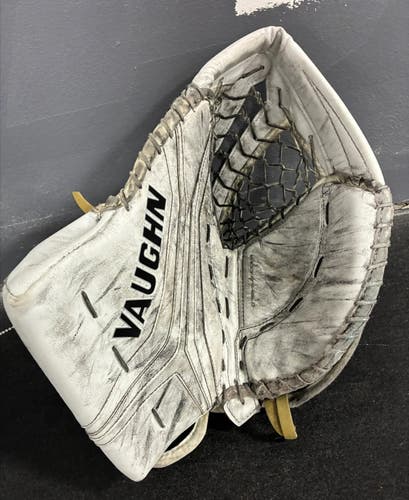 Senior Vaughn V10 Pro Carbon Goalie Glove