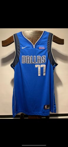 2018-19 Dallas Mavericks Luka Dončić #77 Nike Rookie Jersey – Royal Blue (Size 50, Brand New)