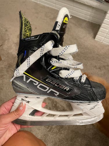 Bauer Vapor 3X Hockey Skates Size 1.5 (Used)