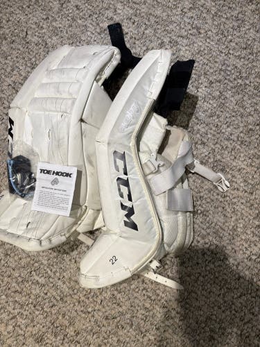 22"  CCM Extreme Flex E3.5 Goalie Leg Pads (Used)
