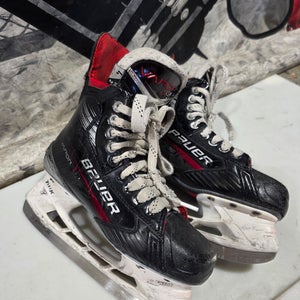 2023 Bauer Vapor X Hockey Skates Size 4 (Used)