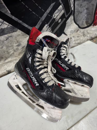 2023 Bauer Vapor X Hockey Skates Size 4 (Used)