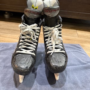 2023 Bauer Vapor Hyperlite 2 Hockey Skates Wide Width  9 (Used) With Blades
