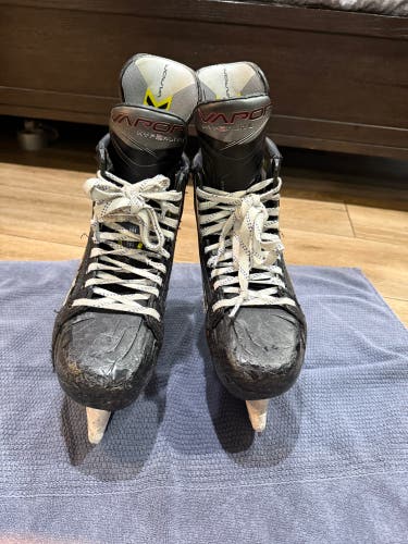 2023 Bauer Vapor Hyperlite 2 Hockey Skates Wide Width 9 (Used) With Blades