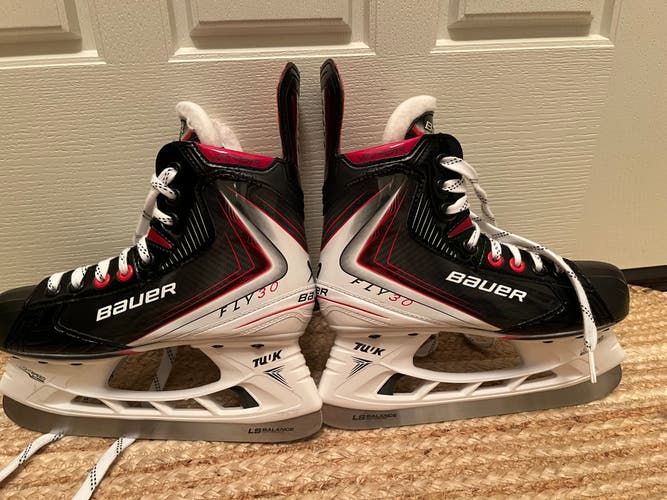 2025 Bauer Bauer vapor FLY30 Hockey Skates Regular Width Size 3.5 (New)