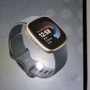 (New) Fitbit Versa 4