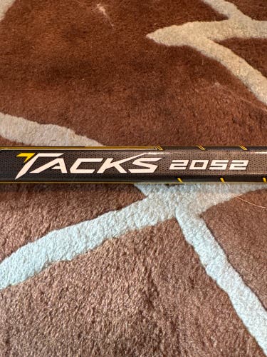 Intermediate CCM Tacks 2052 Right Handed Hockey Stick P29  (Used)