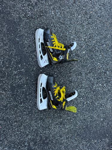 Bauer Supreme M4 Hockey Skates Regular Width Size 3 (Used)