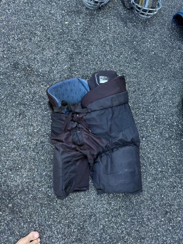 Medium Senior Bauer Hockey Pants