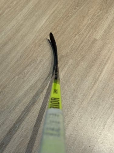 Senior Warrior Alpha LX2 PRO Right Handed Hockey Stick Mid Pattern Pro Stock (Used)