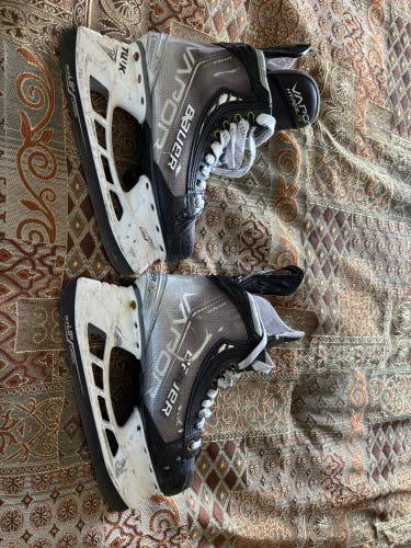 2023 Bauer Vapor Hyperlite Hockey Skates Regular Width  Size 6 (Used)