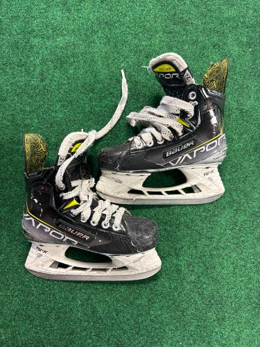 Junior Bauer Vapor 3X Hockey Skates (Regular) Size 2.5 (Used)