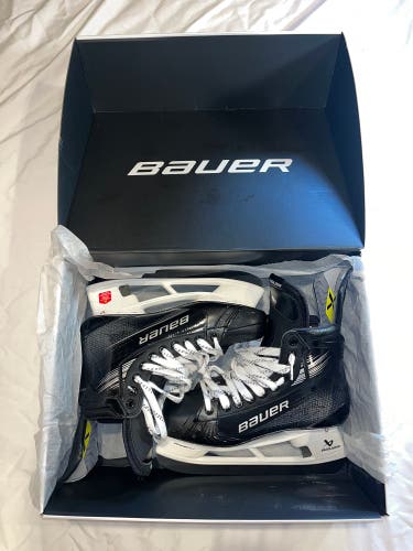 Bauer Vapor Hyperlite 2 Hockey Skates Regular Width  Pro Stock 10 (New)