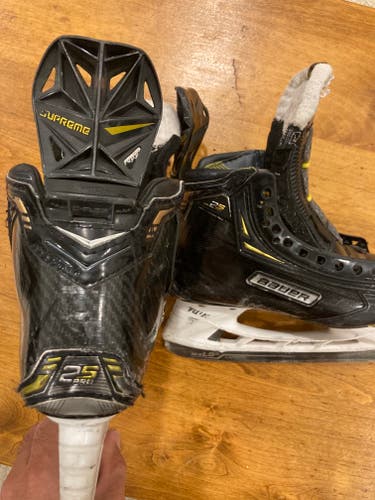 Bauer Supreme 2S Pro Hockey Skates Regular Width Size 4 (Used)