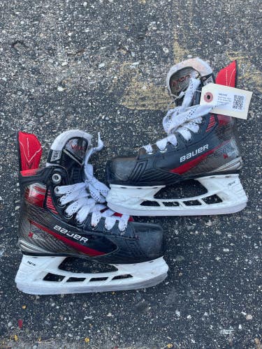 Youth Bauer Vapor X5 Pro Hockey Skates Regular Width 13.5 (Used)