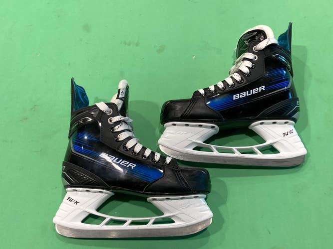 MINT CONDITION Intermediate Bauer Hockey Skates Size 4.5