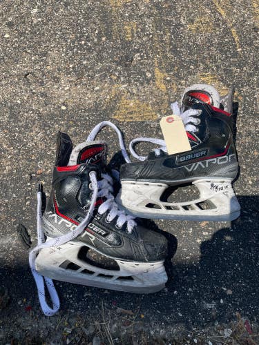 Junior Bauer Vapor X Shift Pro Hockey Skates Regular Width Size 1 (Used)