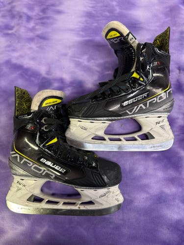 Junior Bauer Vapor 3X Hockey Skates Regular Width Size 2 (Used)