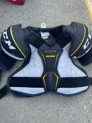 Large Senior CCM Tacks 5092 Shoulder Pads (Used)