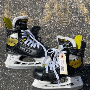 Junior Bauer Supreme 2S Hockey Skates Regular Width Size 2 (Used)