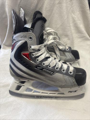 Junior Size 2D Bauer Vapor XII Ice Hockey Skates.