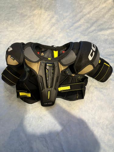 Large Junior CCM AS580 Shoulder Pads (Used)