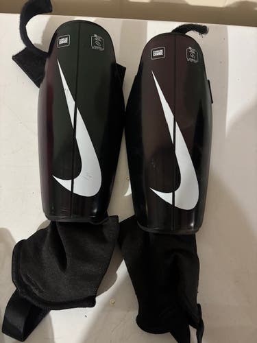 Unisex Medium Nike Charge Shin Guards (Used)