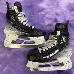 Intermediate Bauer Vapor Hyperlite 2 Hockey Skates Regular Width Size 5.5 (Used)