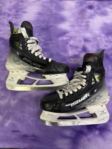 Intermediate Bauer Vapor Hyperlite 2 Hockey Skates Regular Width Size 5.5 (Used)