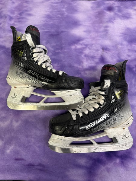 Intermediate Bauer Vapor Hyperlite 2 Hockey Skates Regular Width Size 5.5 (Used)