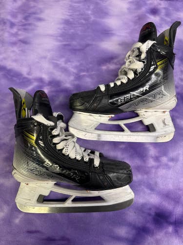 Bauer Vapor Hyperlite 2 Hockey Skates | Intermediate 5.5 Fit 1 (Used)