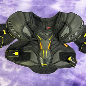 Medium Junior CCM Tacks 9080 Shoulder Pads (Used)