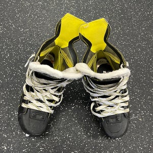 Used CCM SUPER TACKS VECTOR Junior Hockey Skate Black Junior 05 11849-S000030487