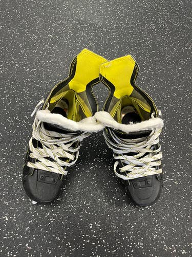 Used CCM SUPER TACKS VECTOR Junior Hockey Skate Black Junior 05 11849-S000030487