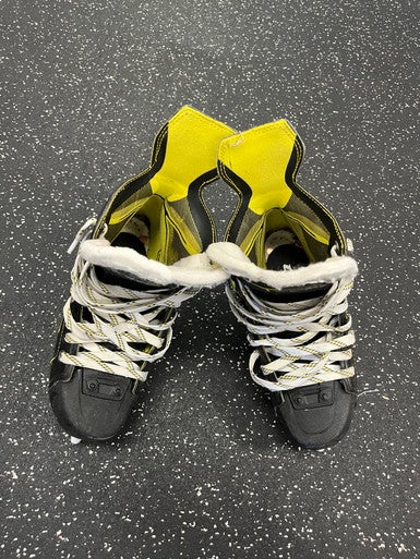Used CCM SUPER TACKS VECTOR Junior Hockey Skate Black Junior 05 11849-S000030487