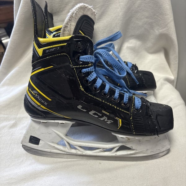Junior Size 4 CCM SUPER TACKS 9380 Ice Hockey Skates.