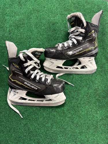 Junior Bauer S22 Supreme Matrix (SMU) Hockey Skates (Regular) Size 3.5 (Used)