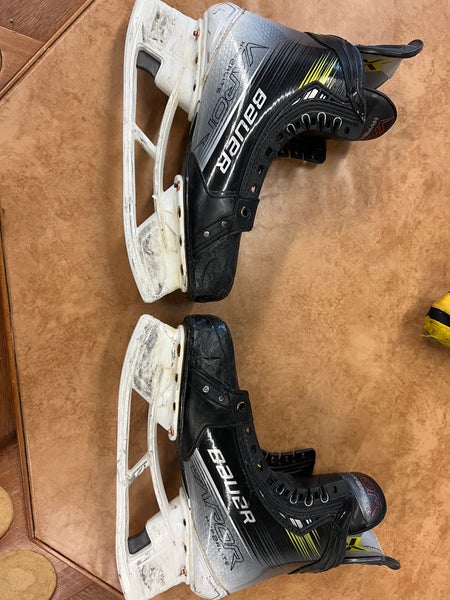 Bauer Vapor Hyperlite 2 Hockey Skates 9.5 (Used)